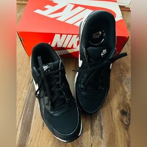Women’s Nike Air Max Excee size 8